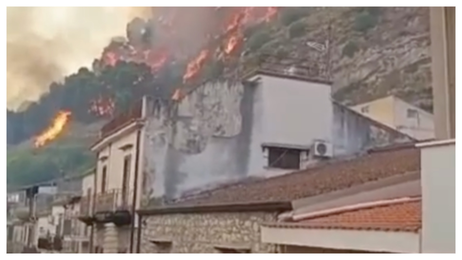 Sicilia, il rebus dell’emergenza incendi: gli eroi di 60 anni e la burocrazia